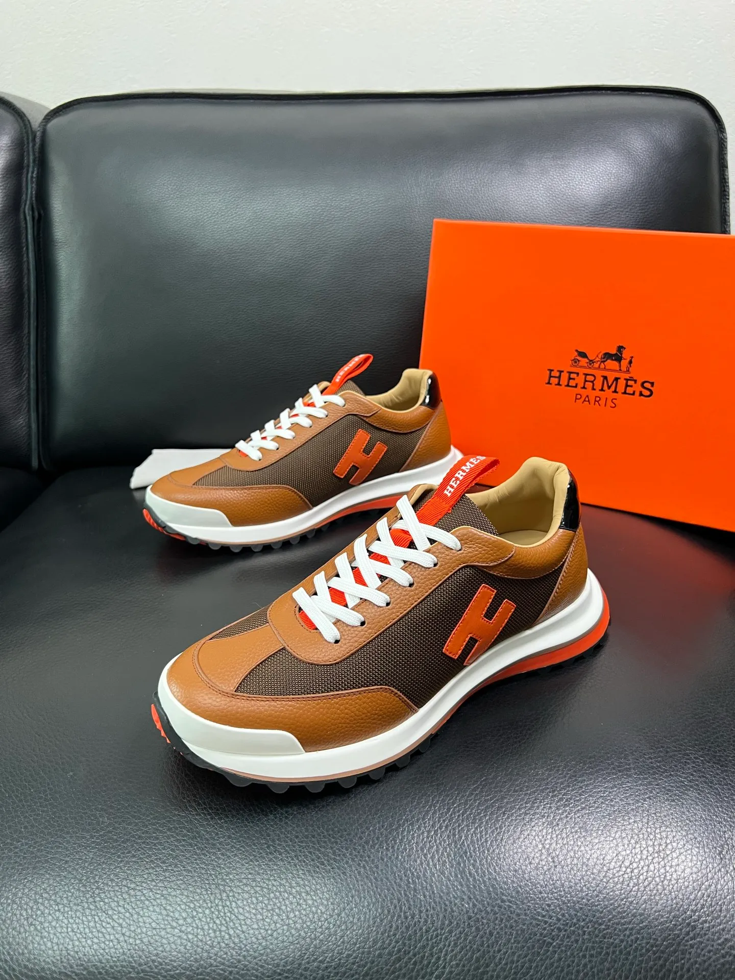 Men's shoes 💰800 Hermes top purchasing Hermes counters are on sale at the same time with original factory configuration, original cowhide imported from Italy and mesh fabric, high-quality splicing technology, fully imported water-dyed cowhide lining, soles: original soles specially provided by the original factory are super comfortable, the original factory follows the order and high quality, you can enter and exit the counter at will, you are welcome to compare and synchronize with the counter, code number 39-44 (customized 38 45) 85863